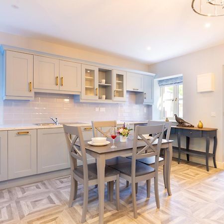 Bective Stud Apartments Наван Екстериор снимка