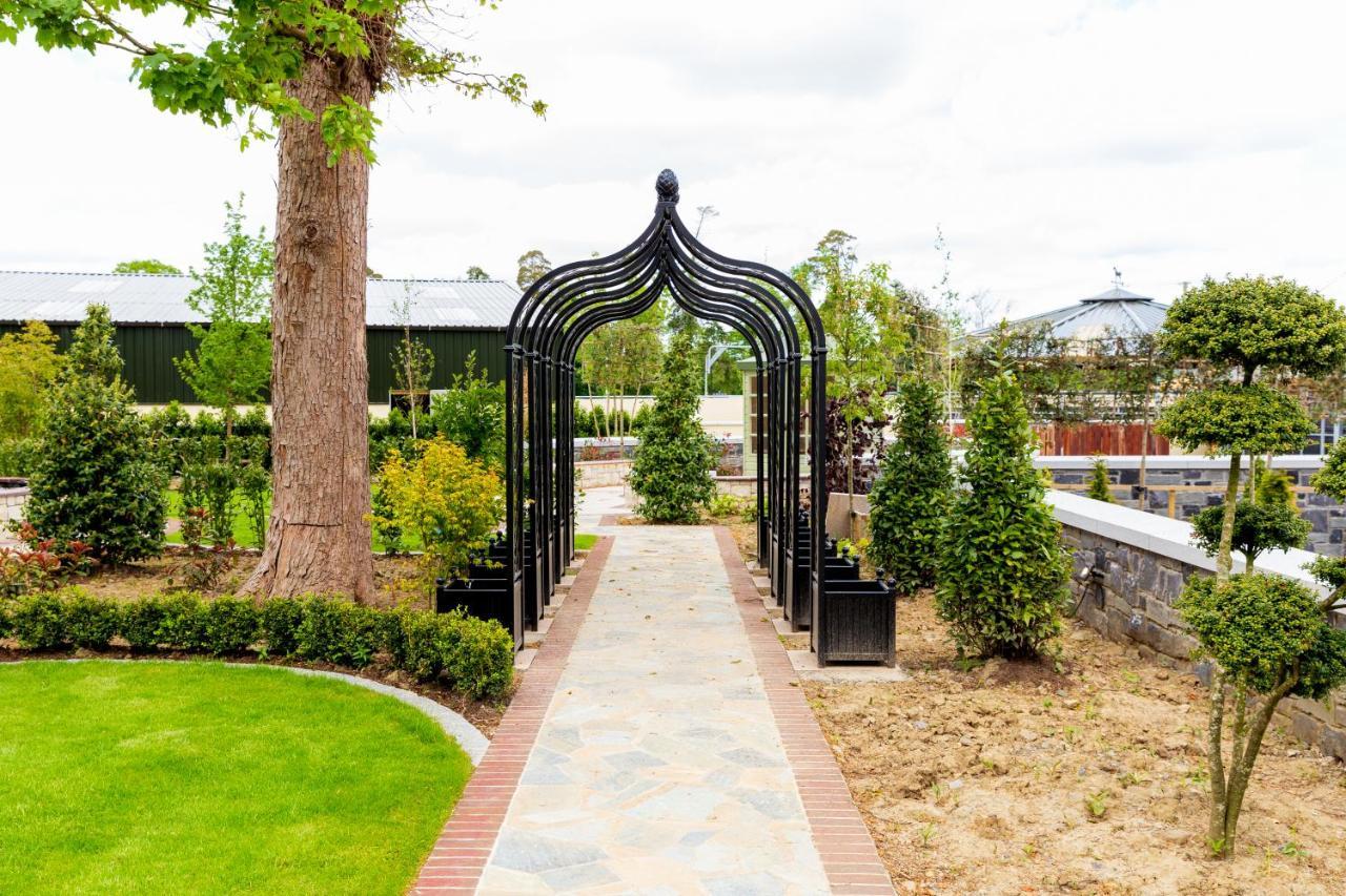 Bective Stud Apartments Наван Екстериор снимка